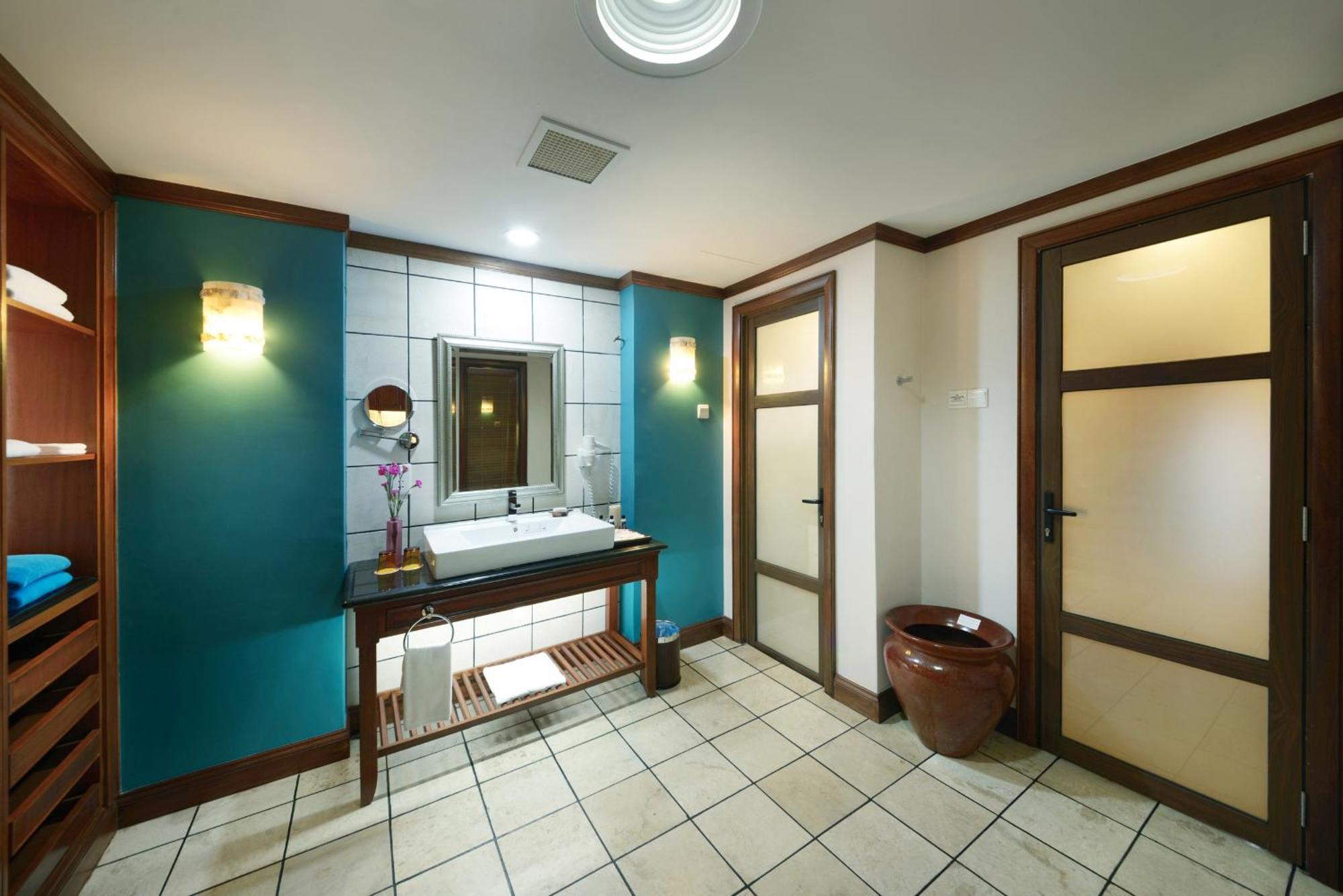 Grand Lexis Port Dickson Hotel Exterior photo Bathroom