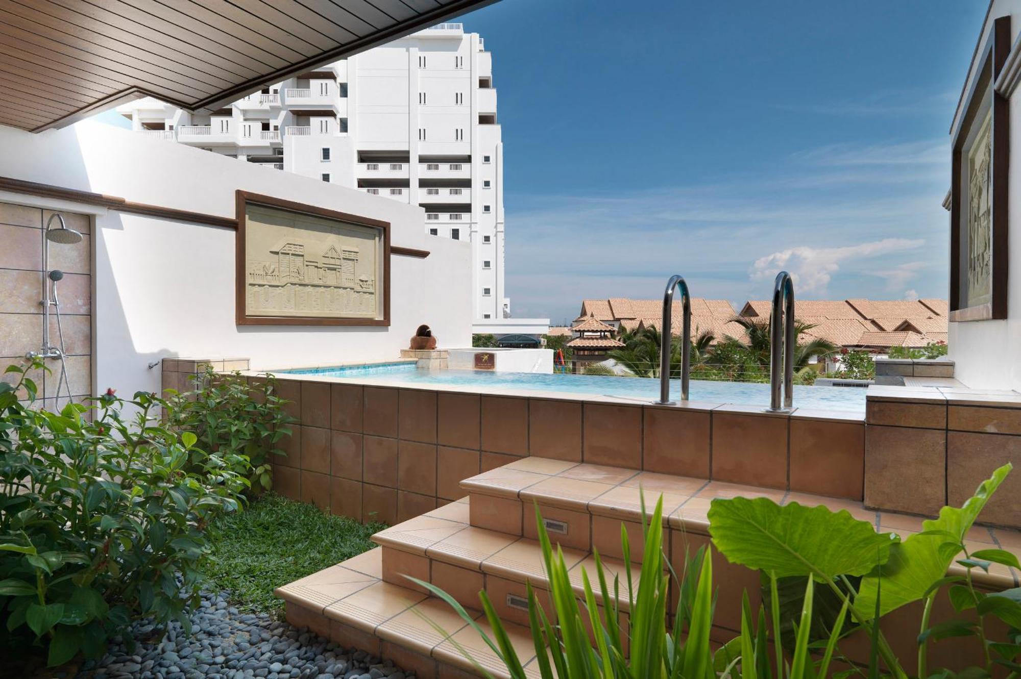 Grand Lexis Port Dickson Hotel Exterior photo The swimming pool at the hotel