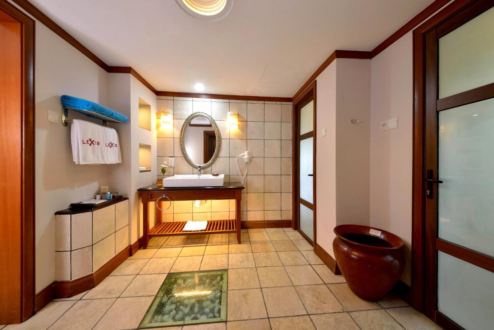 Grand Lexis Port Dickson Hotel Exterior photo Bathroom