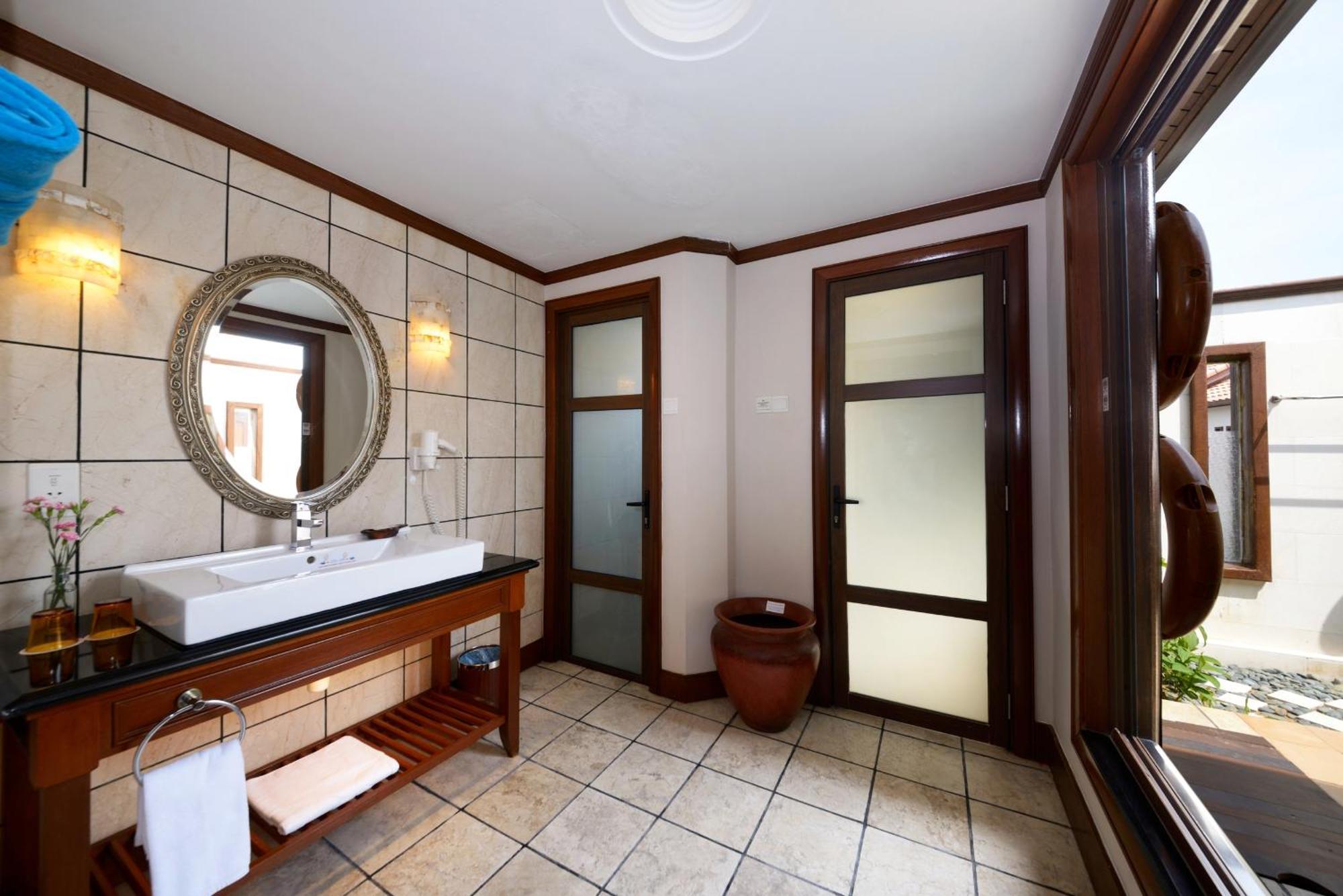 Grand Lexis Port Dickson Hotel Exterior photo Bathroom